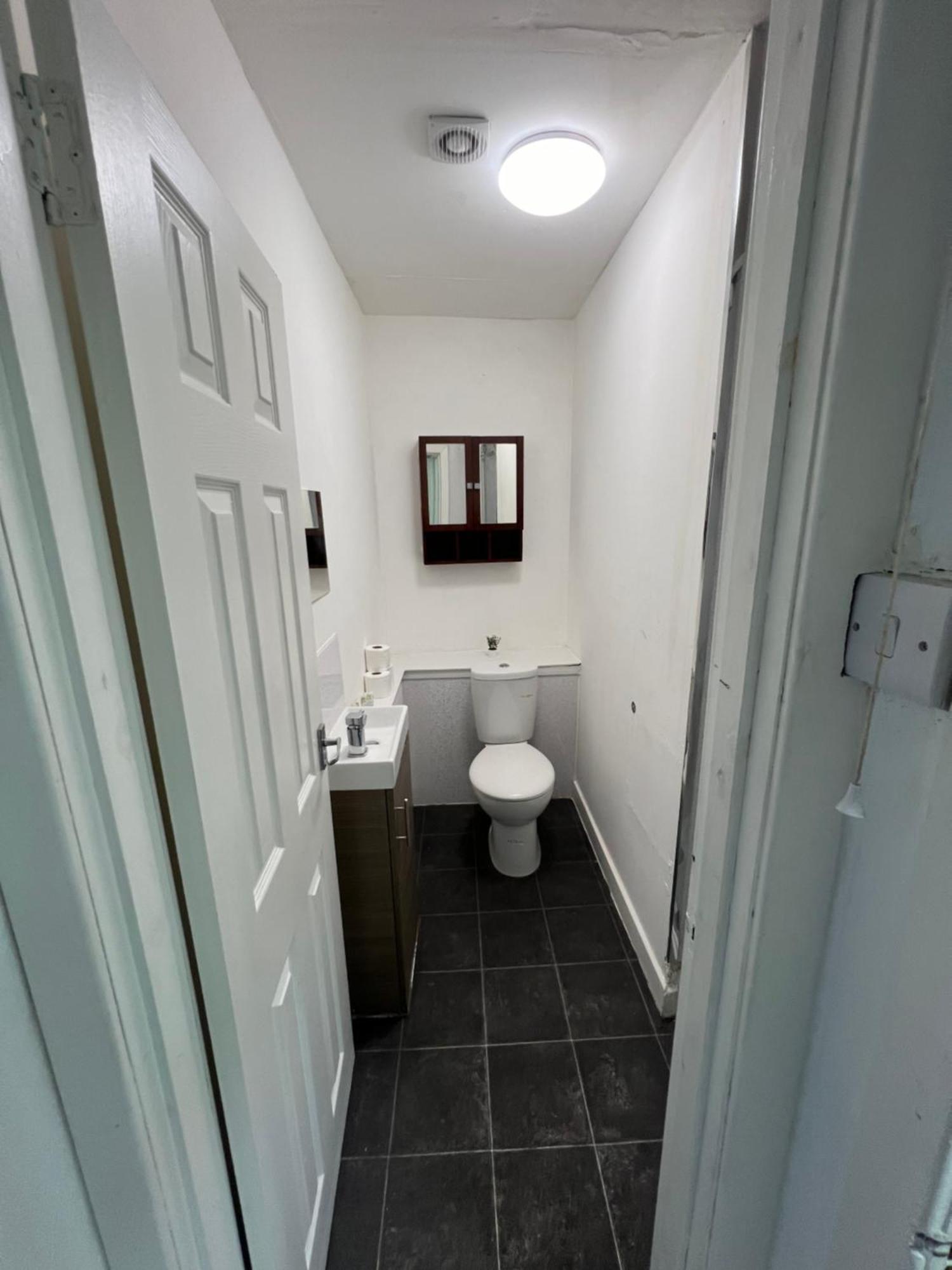 Great Western Road Studio With En Suite กลาสโกว์ ภายนอก รูปภาพ